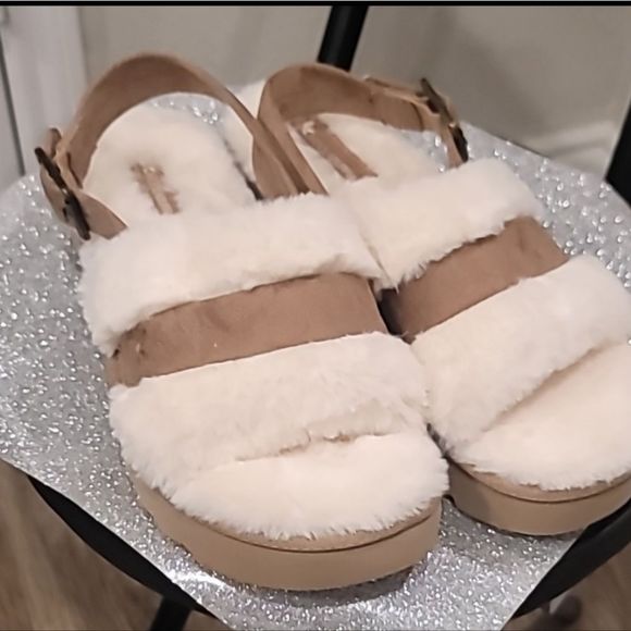 Koolaburra Fuzz'd Out Adjustable Sandal - Picture 7 of 7